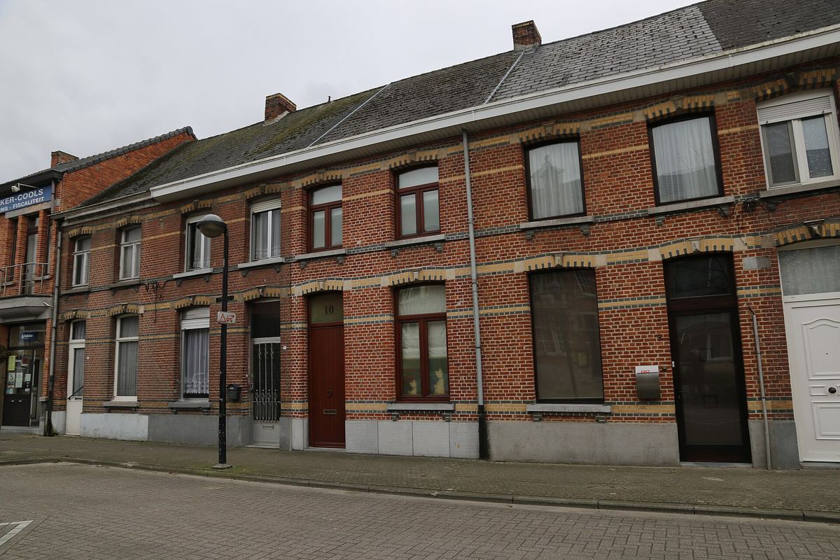 Rij bakstenen dorpswoningen in Koningshooikt